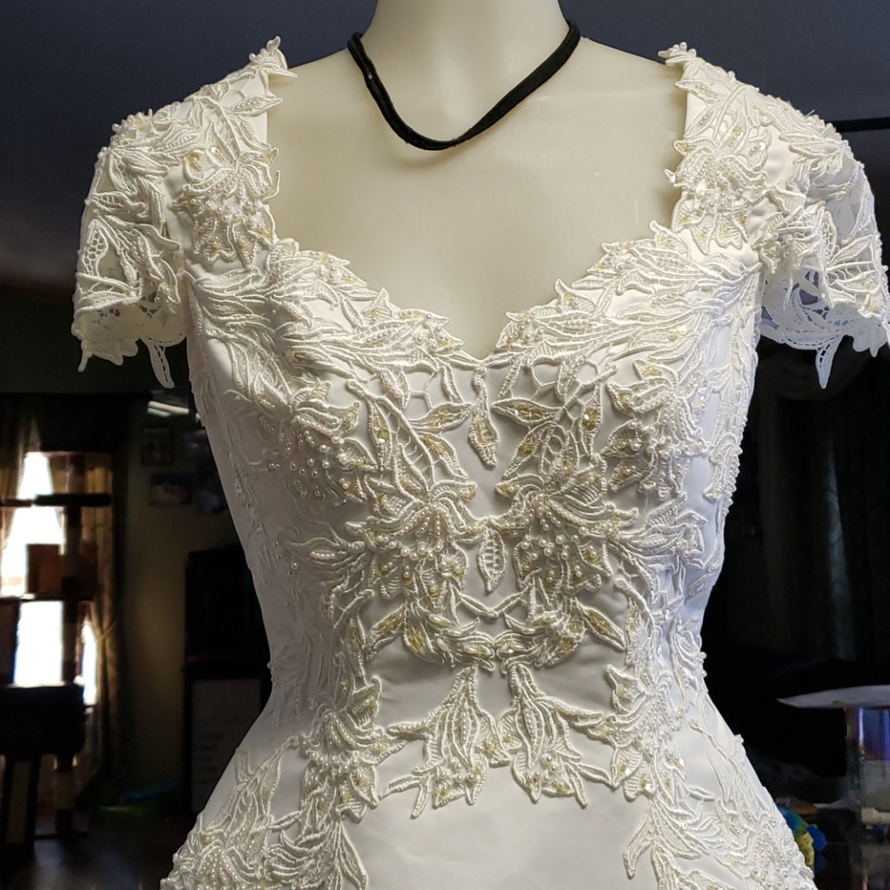 HOST PICK. Oleg Cassini Cap Sleeve Wedding Gown Size 4 - Picture 10 of 15